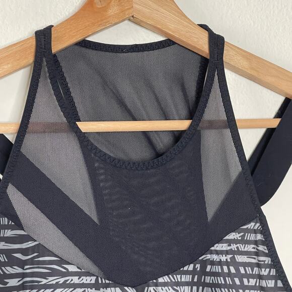 LULULEMON RUNNING IN THE CITY TANK STRIPE  BLACK GRAY MESH BRA top size 6 - Picture 5 of 6